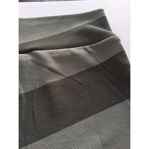 🌹 SOLD 🌹   lularoe Striped Cassie Pencil Skirt - Picture 3 of 4